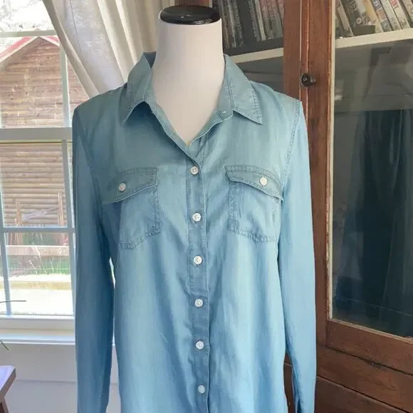 Crown & Ivy Light Blue Chambray Buttondown, Size M - Picture 2 of 5